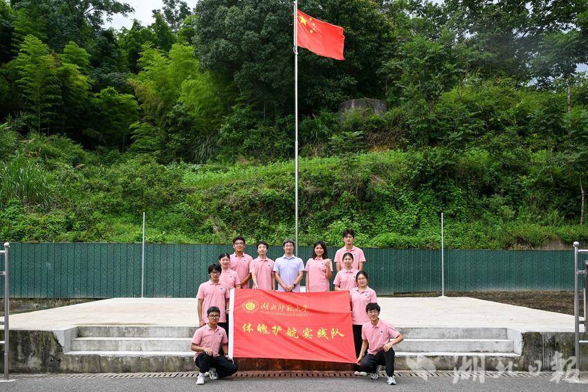 体魄护航实践队全体队员在支教校园内合影留念。曹悦 摄