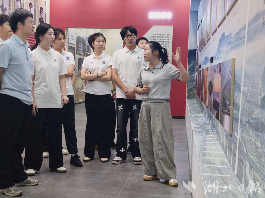 漆坊村红色教育基地讲解员为实践队员讲解革命史料。余智洋 摄