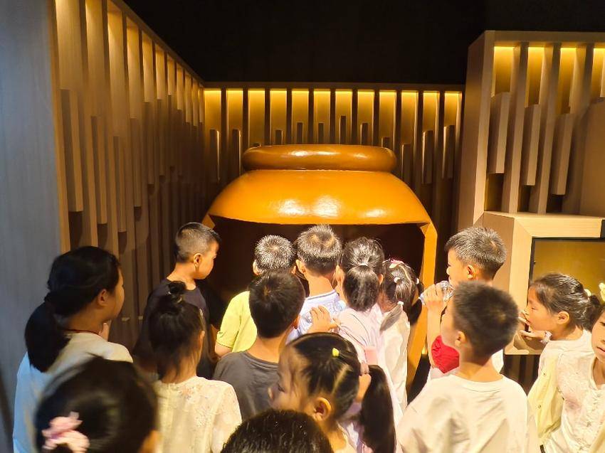 湖北师范大学电气工程与自动化学院:行走课堂品匠心 校企研学伴童行.docx