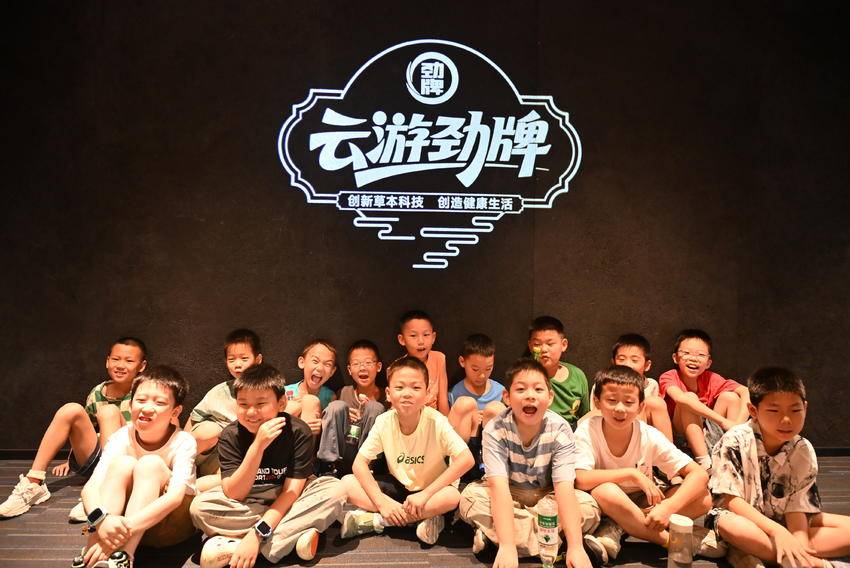 湖北师范大学电气工程与自动化学院:行走课堂品匠心 校企研学伴童行.docx