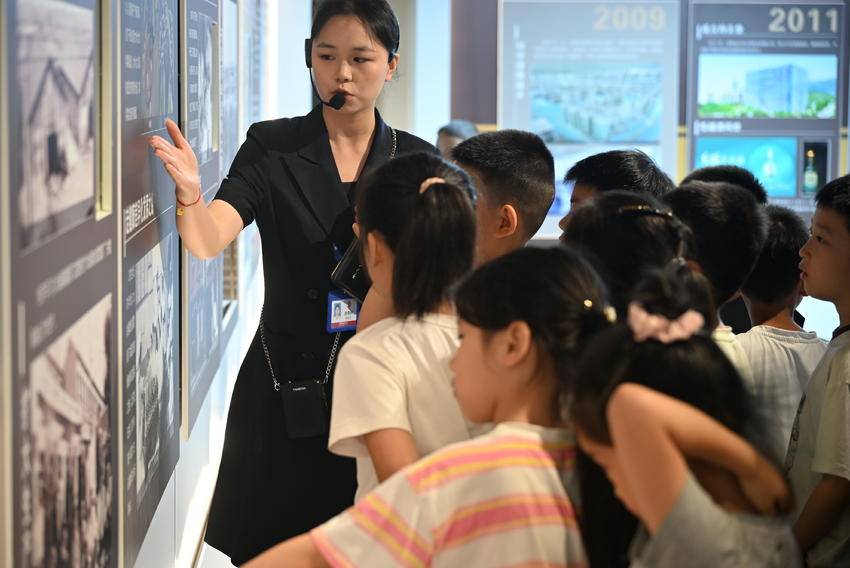 湖北师范大学电气工程与自动化学院:行走课堂品匠心 校企研学伴童行.docx