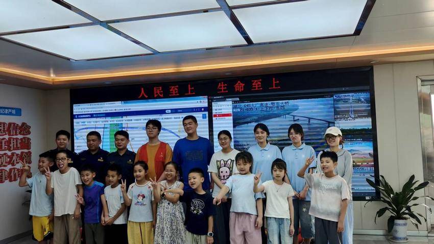7.24日萤火虫实践队(修改版)【投稿湖北日报】.docx